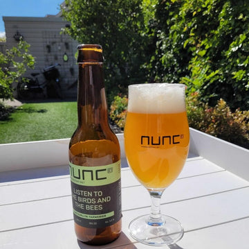 Flesje en glas craft bier of speciaal bier NUNC natuurlijke tarwebier