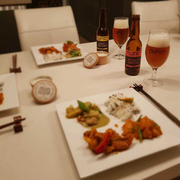 Foodpairing gedekte tafel met aziatisch eten en glazen NUNC craft beer