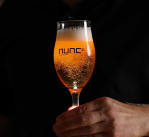Mooi glas nunc craft bier met logo voor jouw mooie momenten, alsof morgen niet bestaat